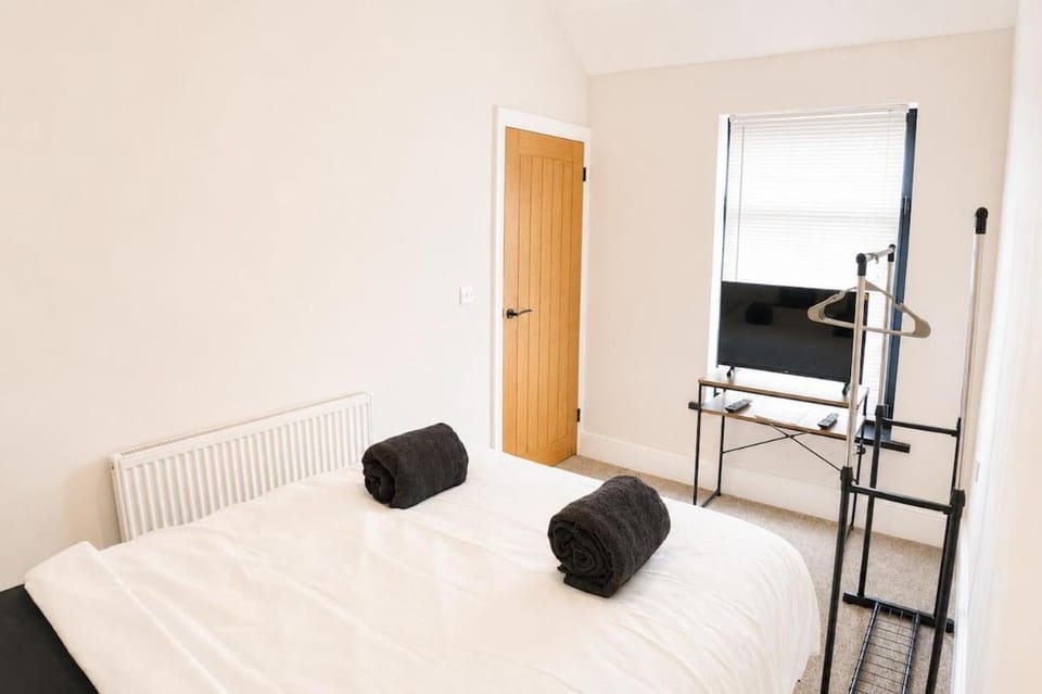 3BR Modern Contractor Stay with TVs & Wi-Fi House in Swansea