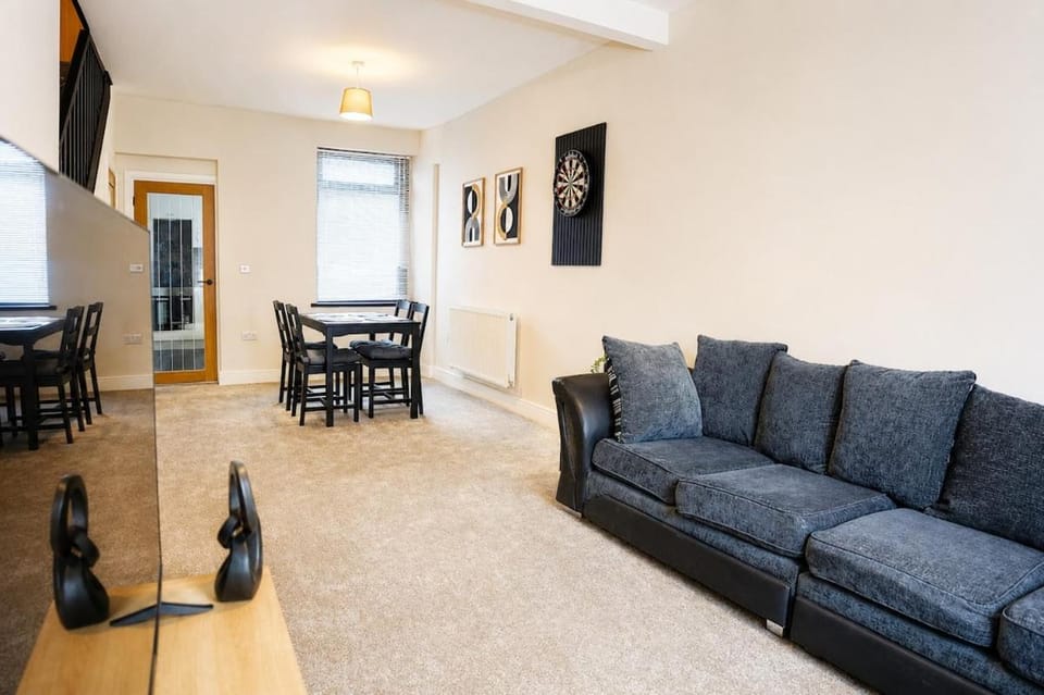 3BR Modern Contractor Stay with TVs & Wi-Fi House in Swansea