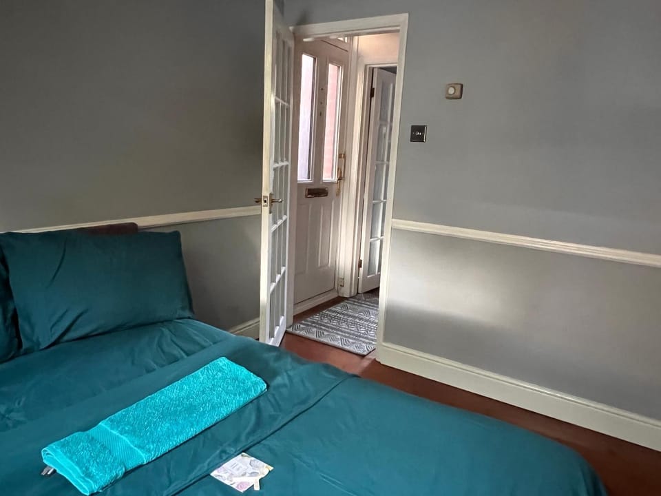 Lovely room with private bathroom in a quiet area Bed and Breakfast in Guildford