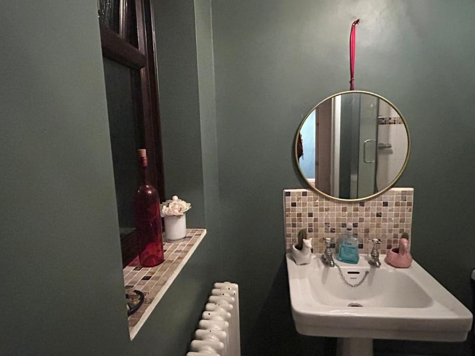 Lovely room in a quiet area, 10 min from town center Bed and Breakfast in Guildford