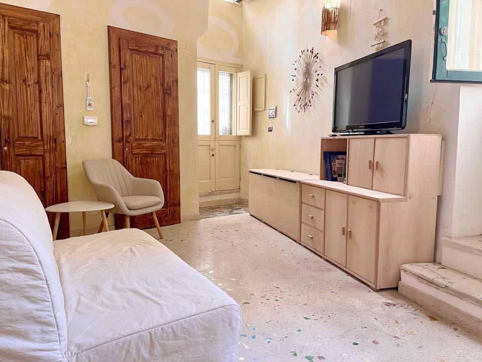 Communal lounge/ TV room, TV and multimedia, Living room