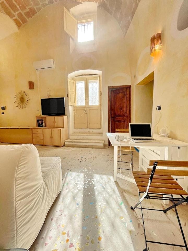 TV and multimedia, Seating area, air conditioner