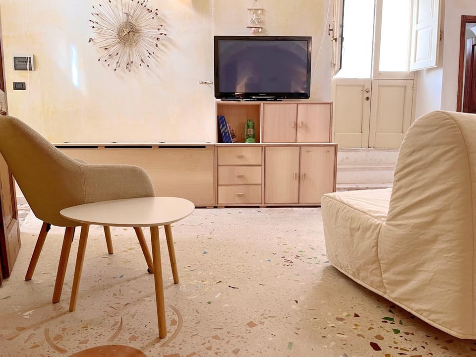 Communal lounge/ TV room, TV and multimedia, Seating area