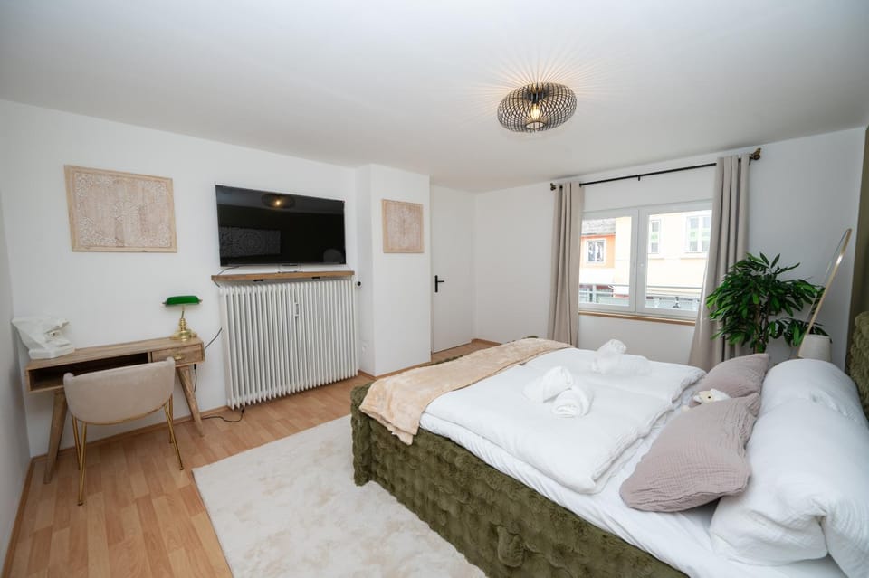 Photo of the whole room, Bedroom