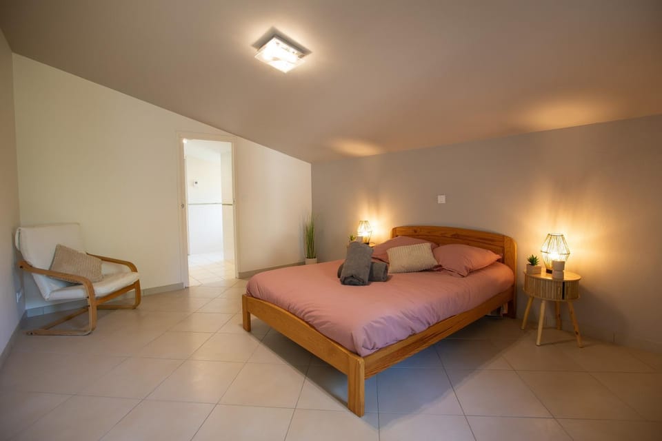 Bed, Bathroom, Photo of the whole room, Bedroom, towels