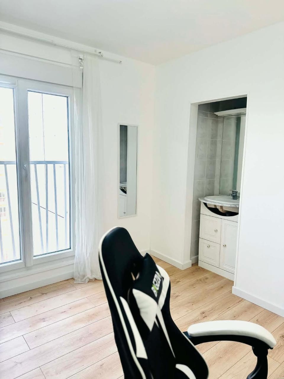 3 Parisian suburbs, 5-room apartment, room rental Apartment in Île-de-France