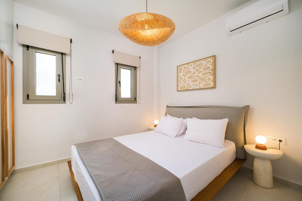 Bed, Photo of the whole room, Bedroom, air conditioner