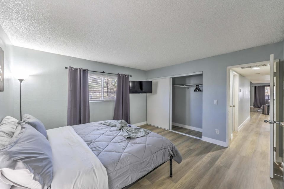 Relax in Comfort! Sleeps 6! House in Las Vegas