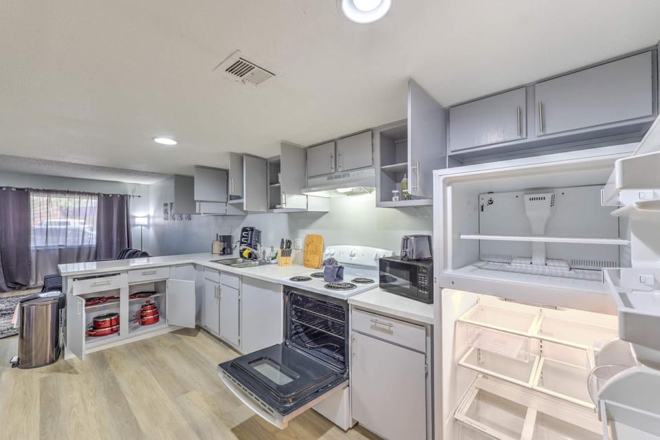 Relax in Comfort! Sleeps 6! House in Las Vegas