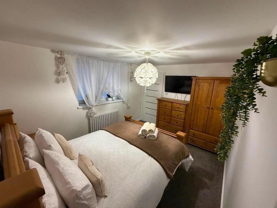 Bed, TV and multimedia, Photo of the whole room, Bedroom