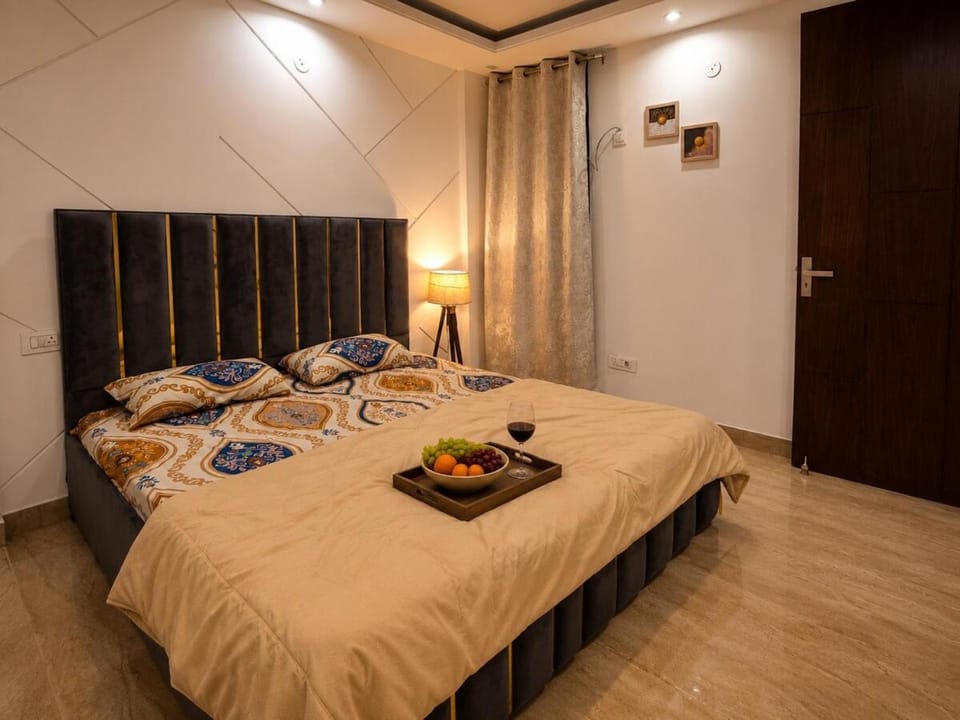 Premium 3BHK with spacious living room near Airport, South Delhi Apartment in New Delhi