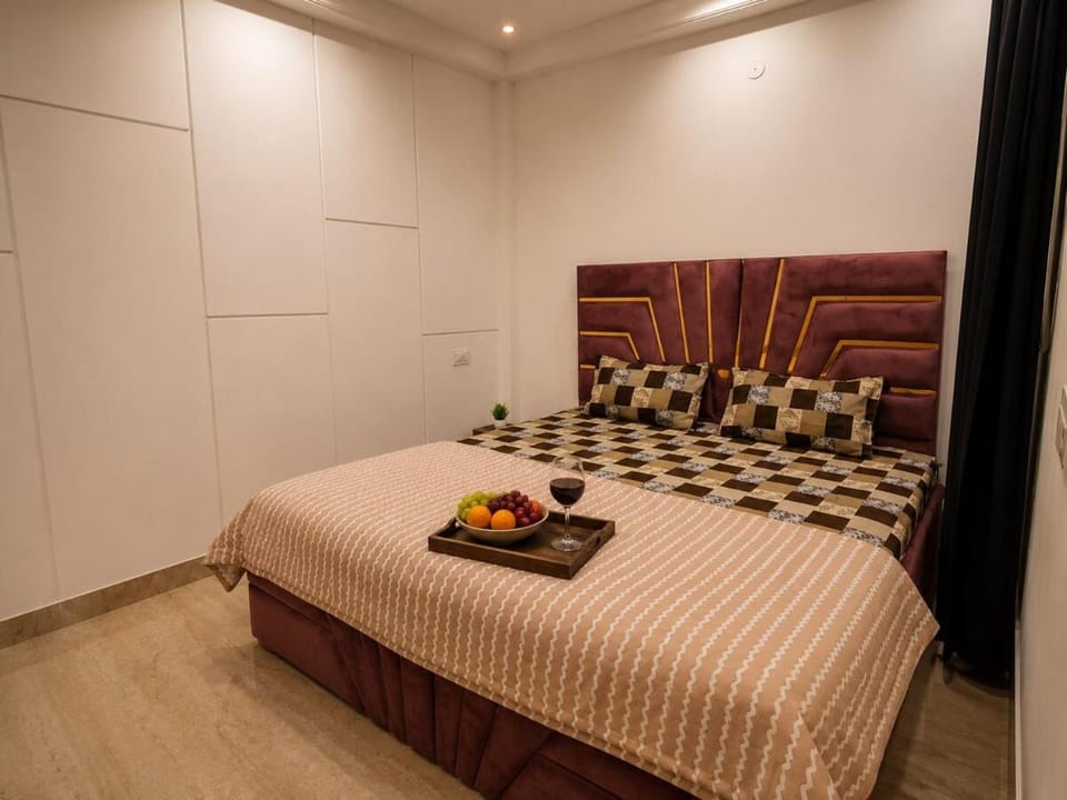Premium 3BHK with spacious living room near Airport, South Delhi Apartment in New Delhi