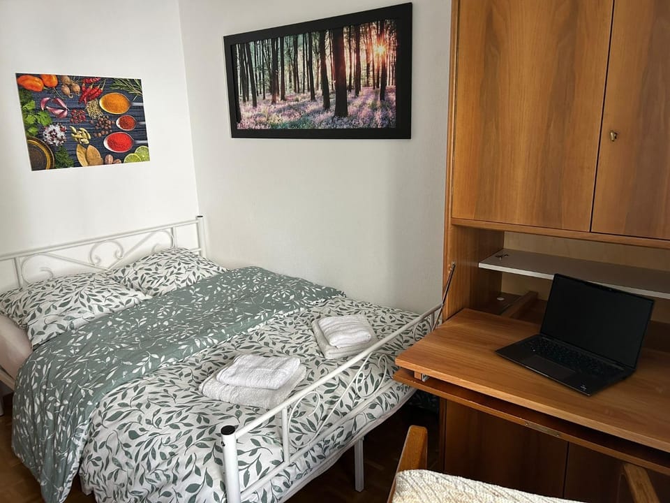 Photo of the whole room, Seating area, Bedroom