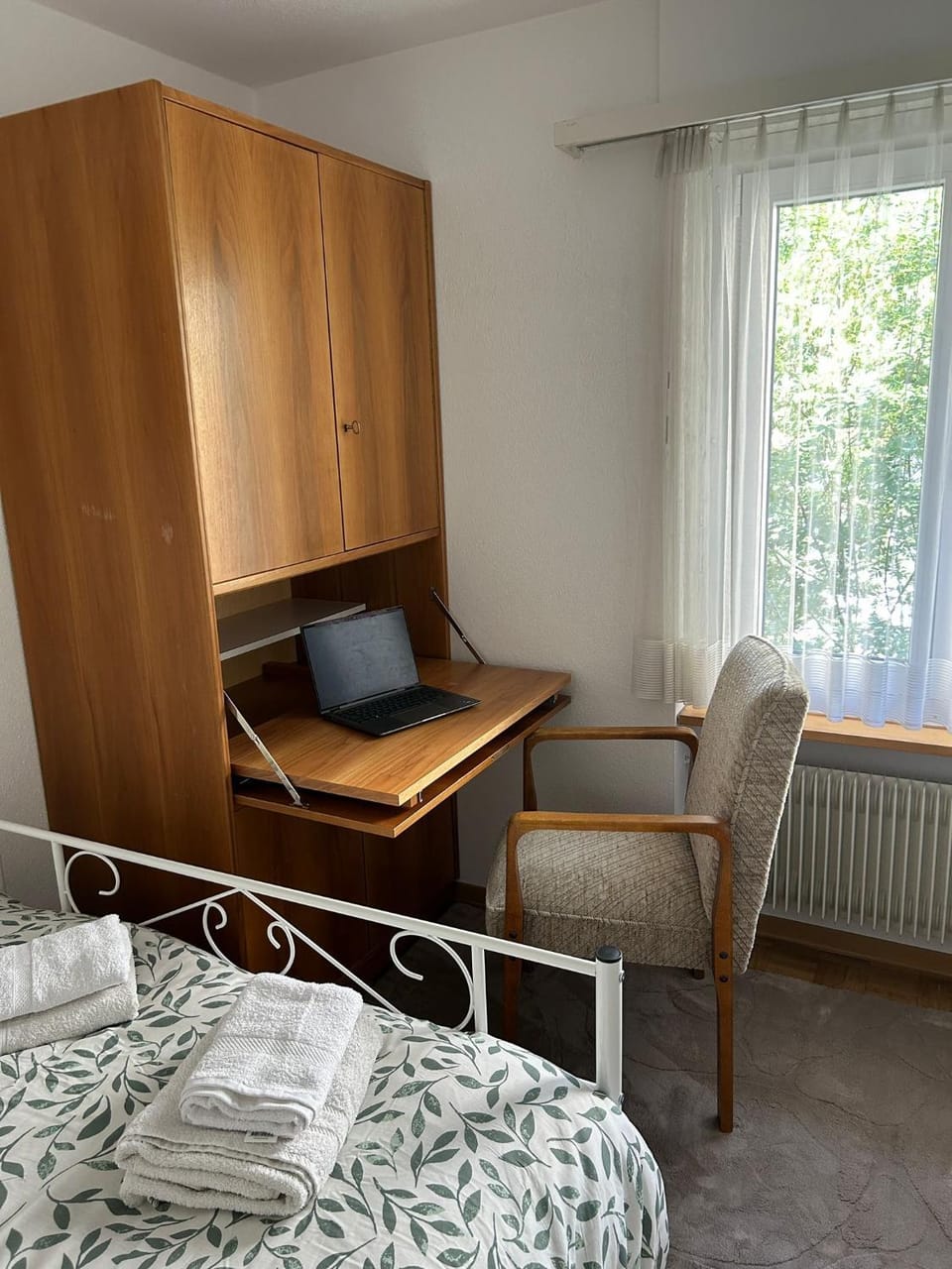 Bed, Photo of the whole room, Seating area, Bedroom