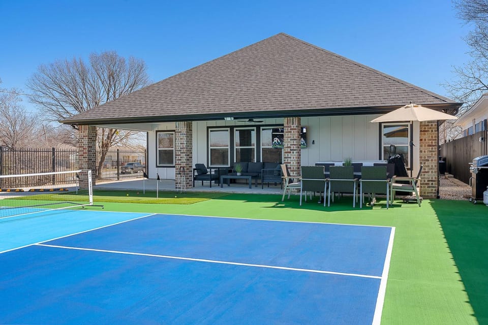 Pickleball HotTub MiniGolf with Downtown Fort Worth Views! House in Fort Worth