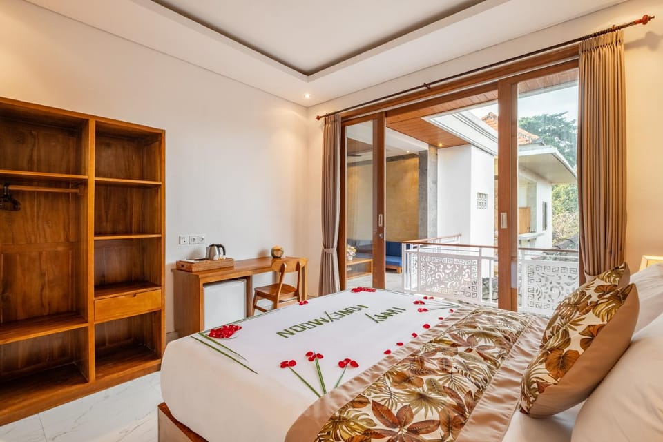Bed, Living room, Photo of the whole room, Seating area, Bedroom, wardrobe