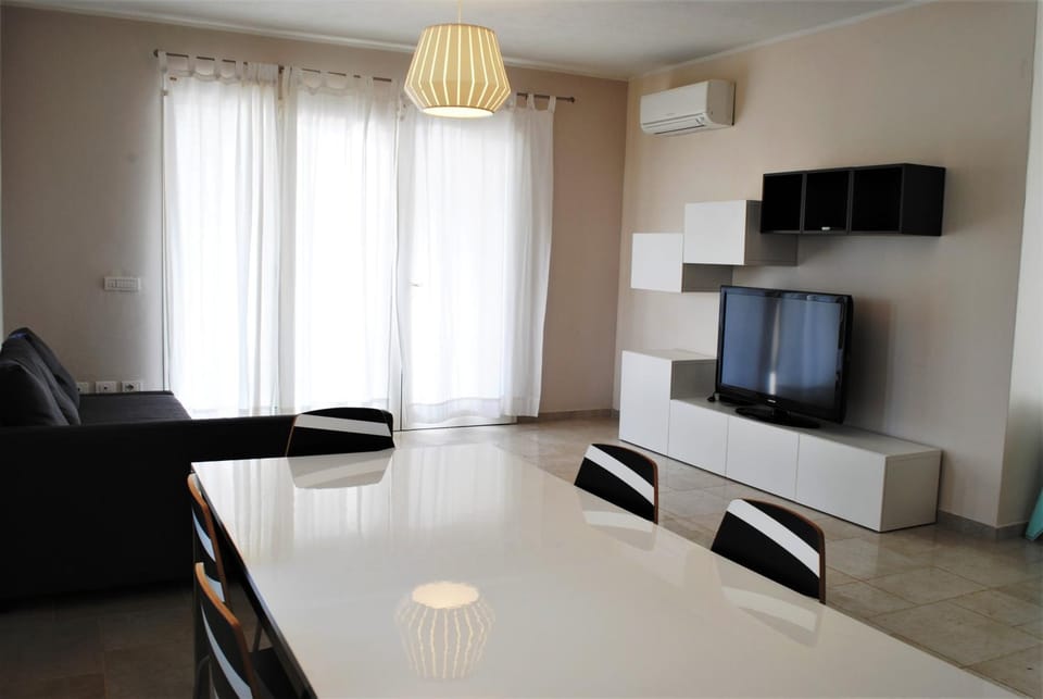 Communal lounge/ TV room, TV and multimedia, Living room, Seating area, Dining area