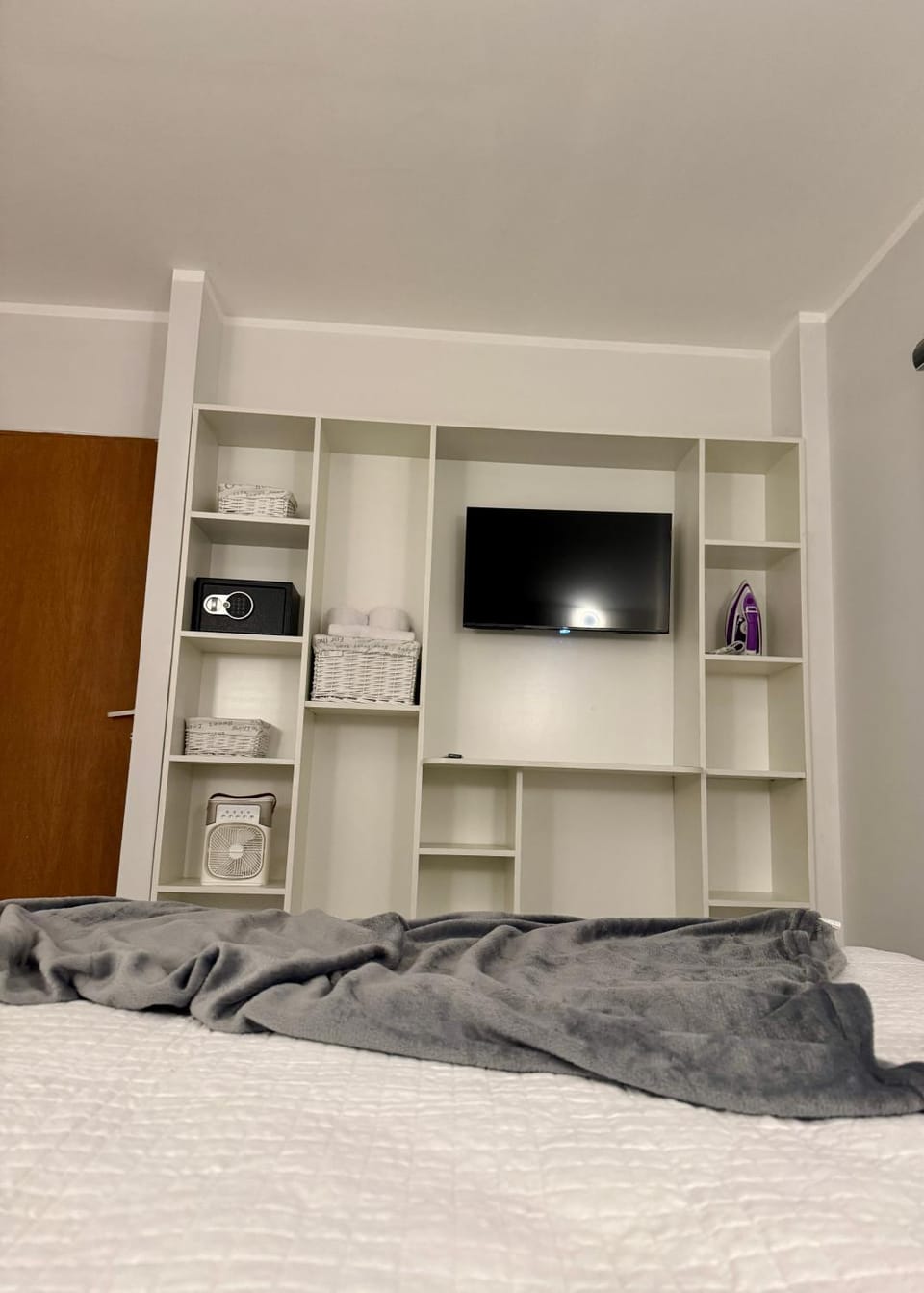 TV and multimedia, Photo of the whole room, Bedroom, flat iron, safe