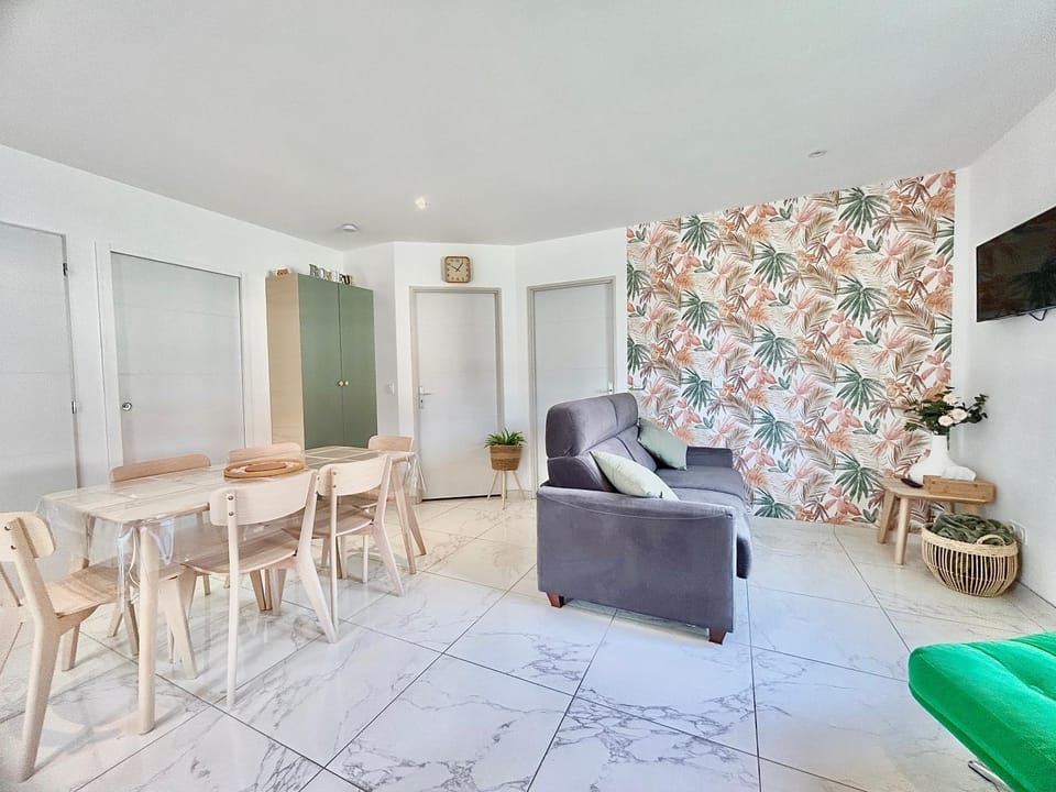 Living room, Meals, kitchen