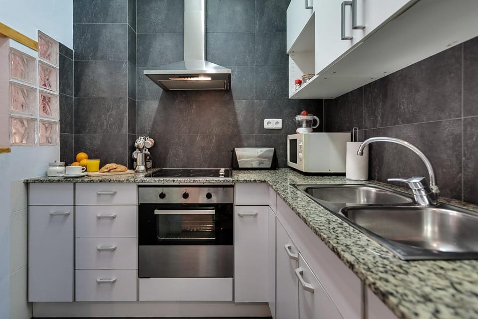 Deep Purple Apartment in Barcelona