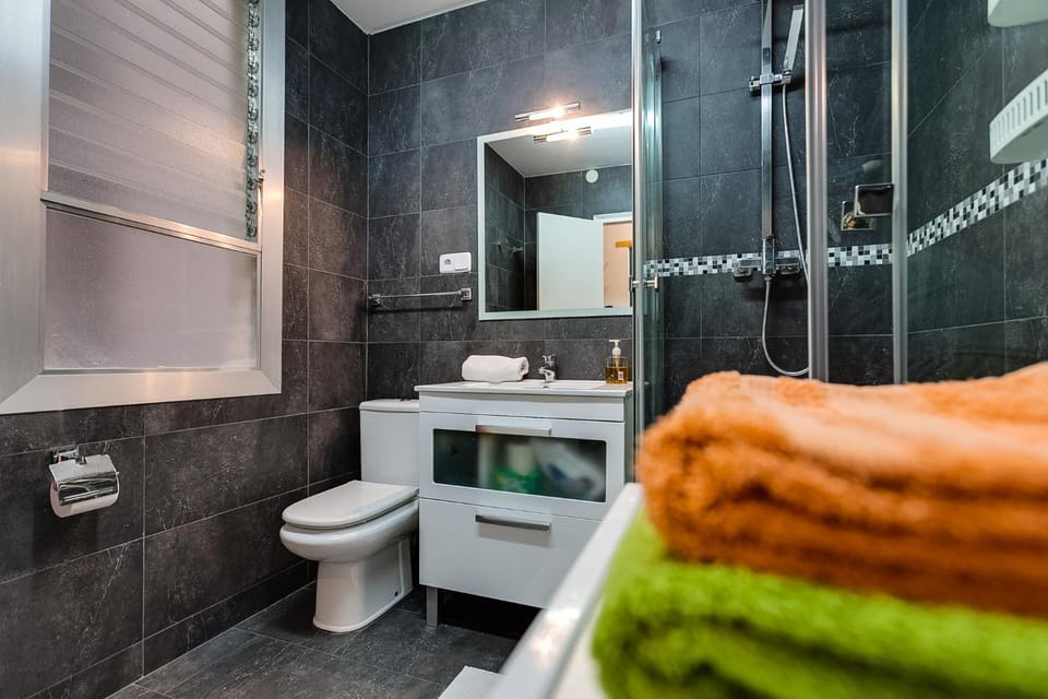 Deep Purple Apartment in Barcelona