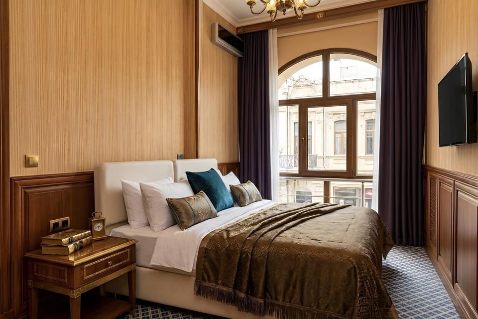 Bed, TV and multimedia, Photo of the whole room