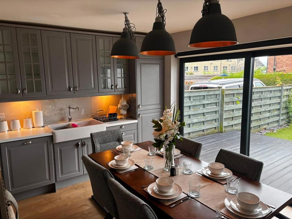 Seating area, Dining area, kitchen