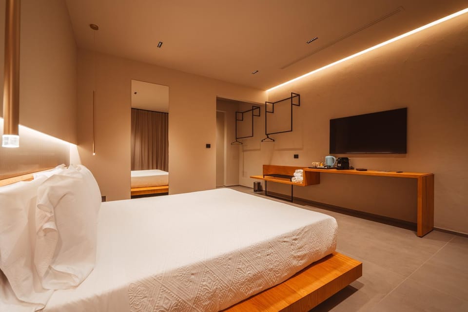Bed, TV and multimedia, Photo of the whole room, Bedroom