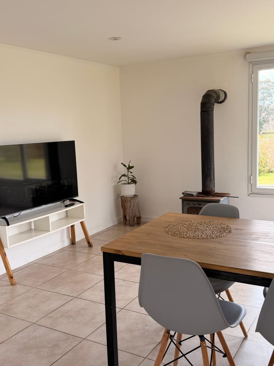 TV and multimedia, Living room, Seating area, Dining area