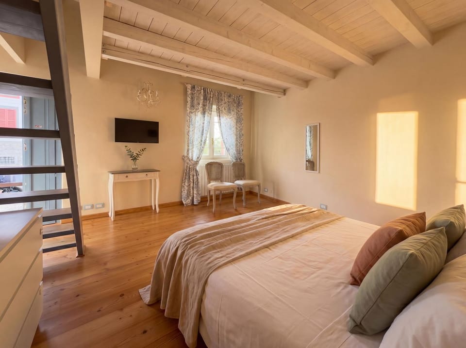 Bed, TV and multimedia, Photo of the whole room, Bedroom