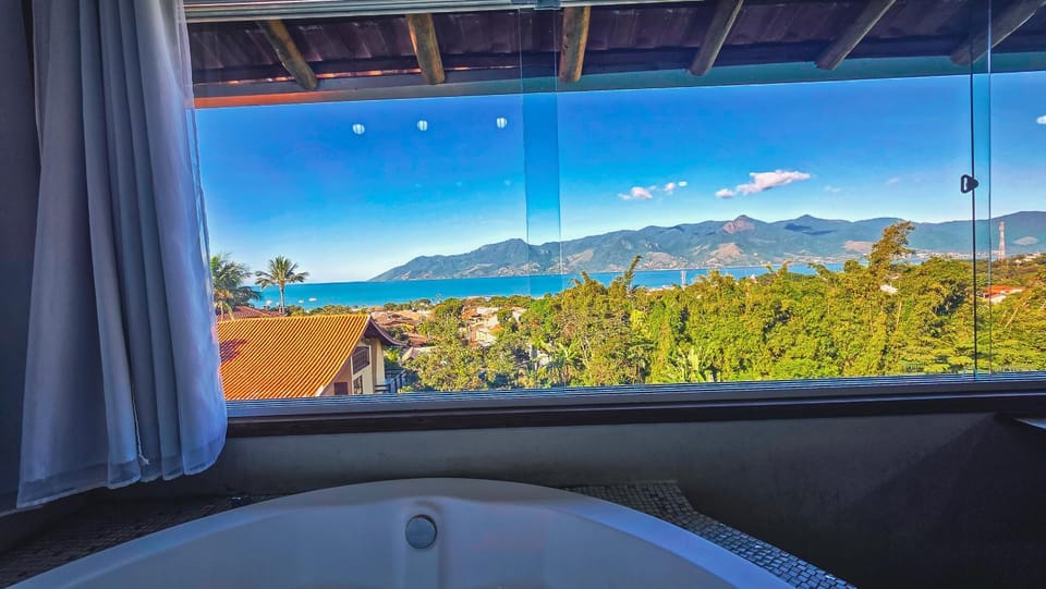 Studio Moderno com Vista pro mar com hidromassagem e churrasqueira privativas e Piscina aquecida na área comum Apartment in São Sebastião