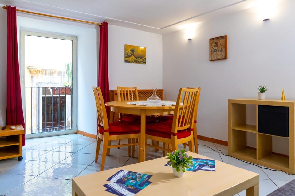 Restaurant/places to eat, Living room, Breakfast