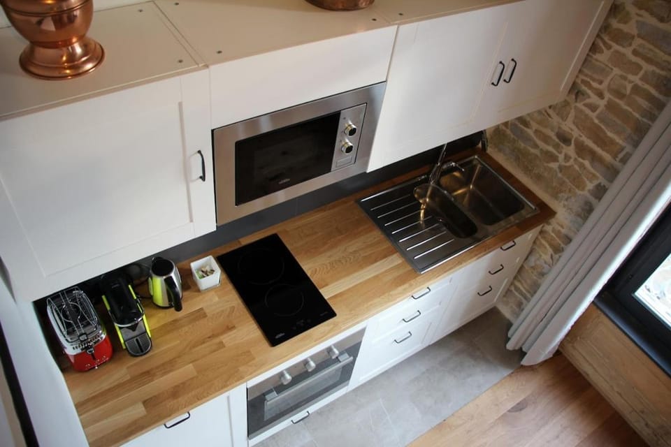 Kitchen or kitchenette, oven, stove