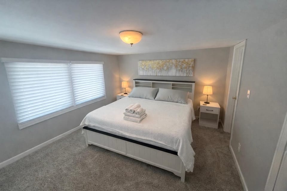 Bed, Bedroom, towels