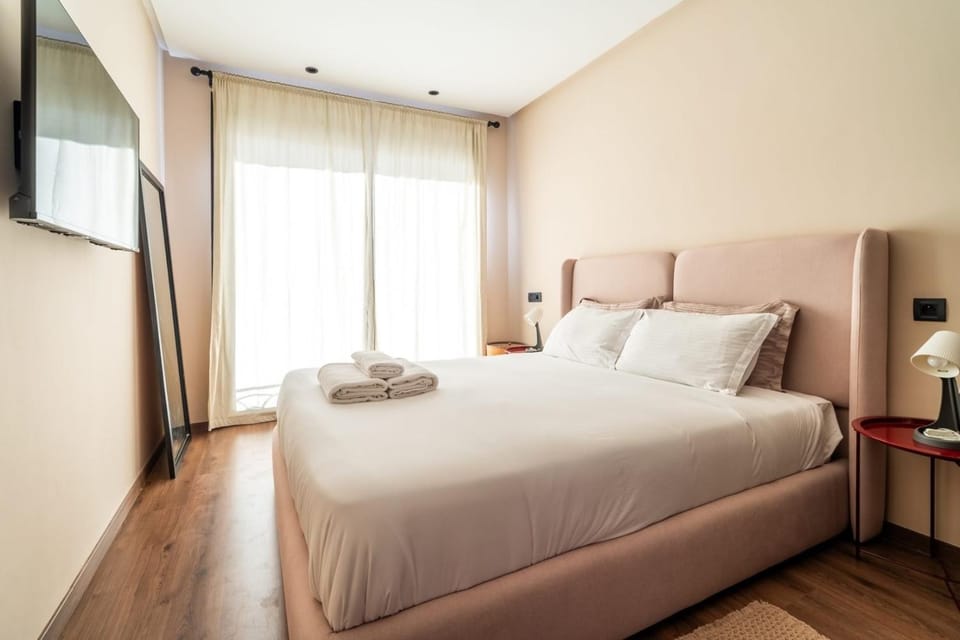 Bed, TV and multimedia, Photo of the whole room, Bedroom, heating, towels, air conditioner