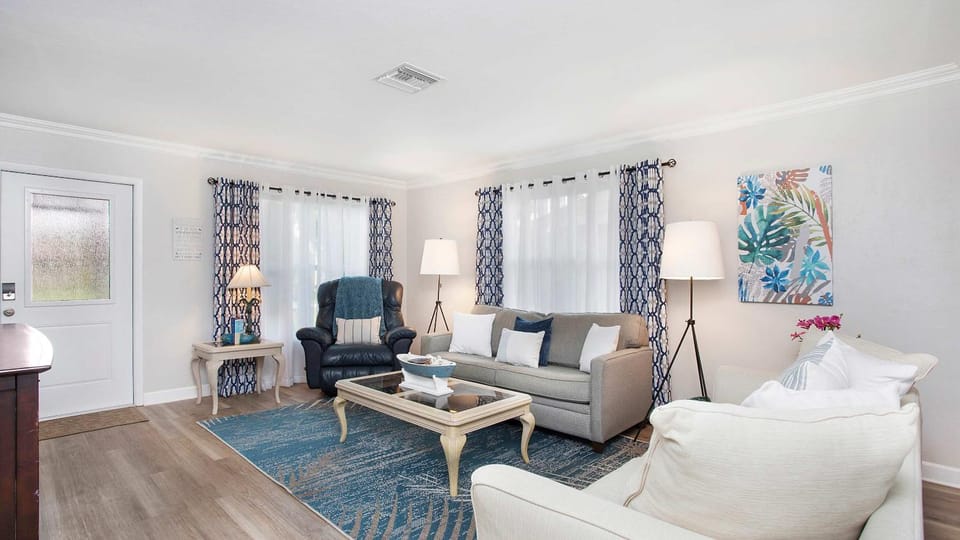 Three Palms Charming 3bed 2bath Getaway House in Naples Park