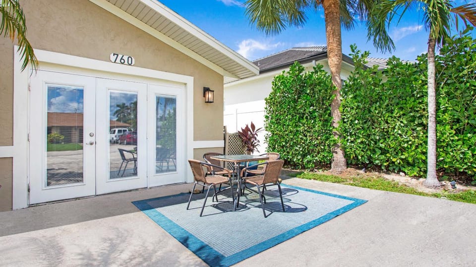 Three Palms Charming 3bed 2bath Getaway House in Naples Park