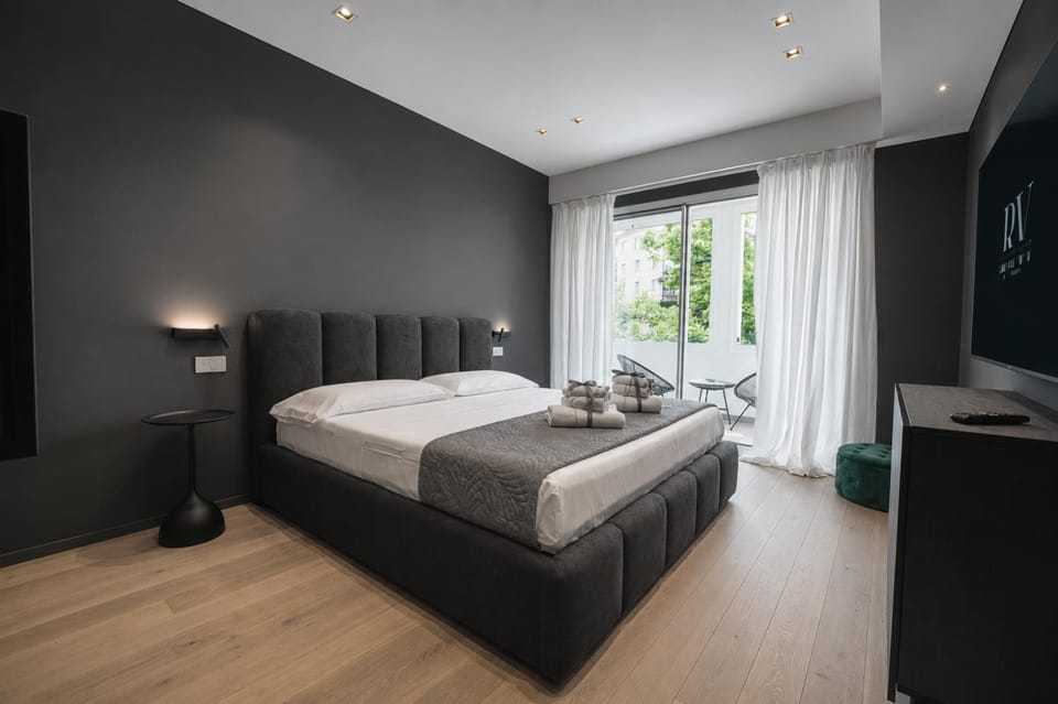 Bed, TV and multimedia, Photo of the whole room, Bedroom