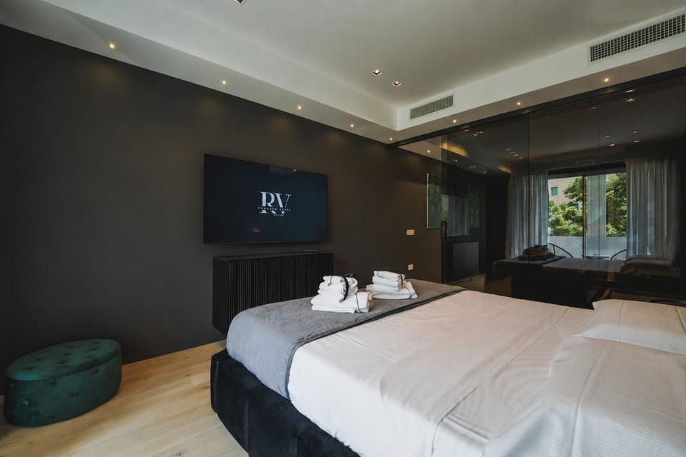 Bed, TV and multimedia, Living room, Photo of the whole room, Seating area, Bedroom, towels