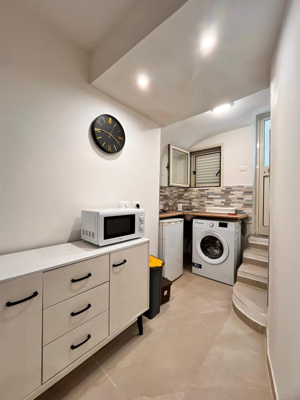 Kitchen or kitchenette, microwave, washing machine