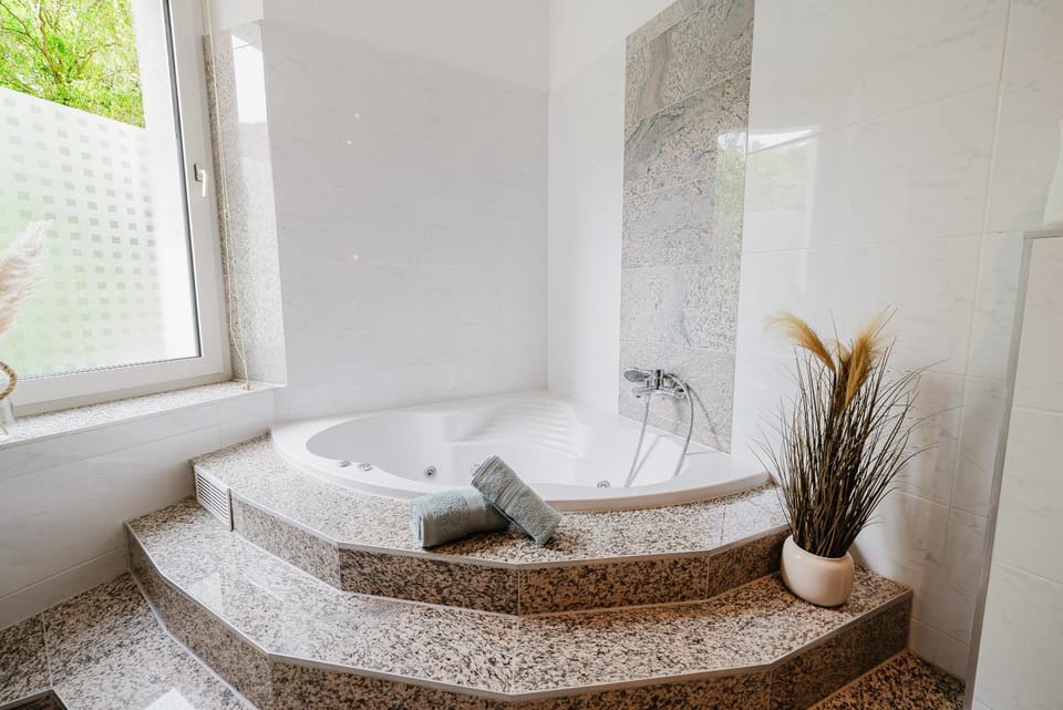 Hot Tub, towels