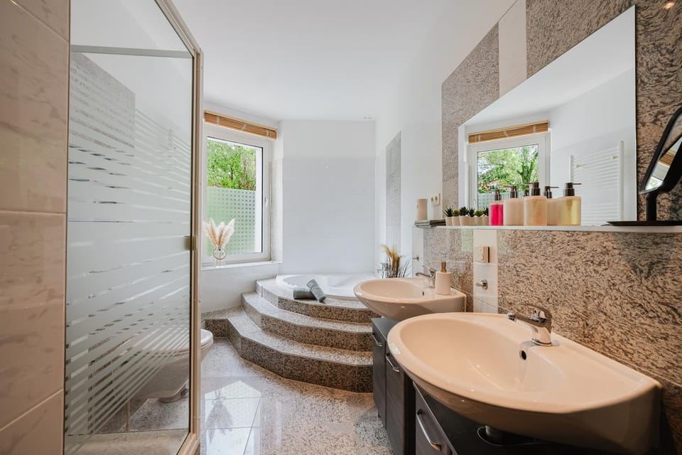 Shower, Hot Tub, Bathroom, towels