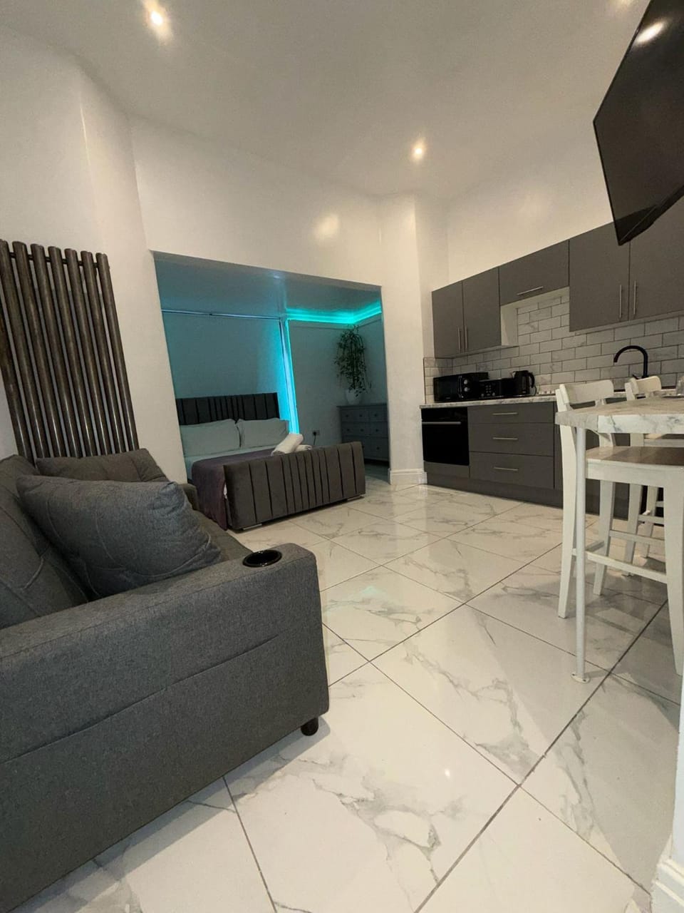 TV and multimedia, Kitchen or kitchenette, Living room, Decorative detail, Seating area, microwave, stove
