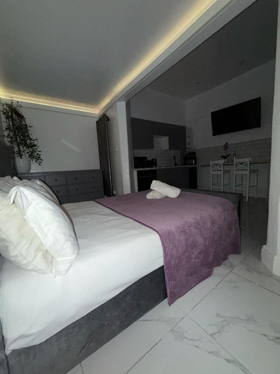 Bed, TV and multimedia, Photo of the whole room, Decorative detail, Bedroom