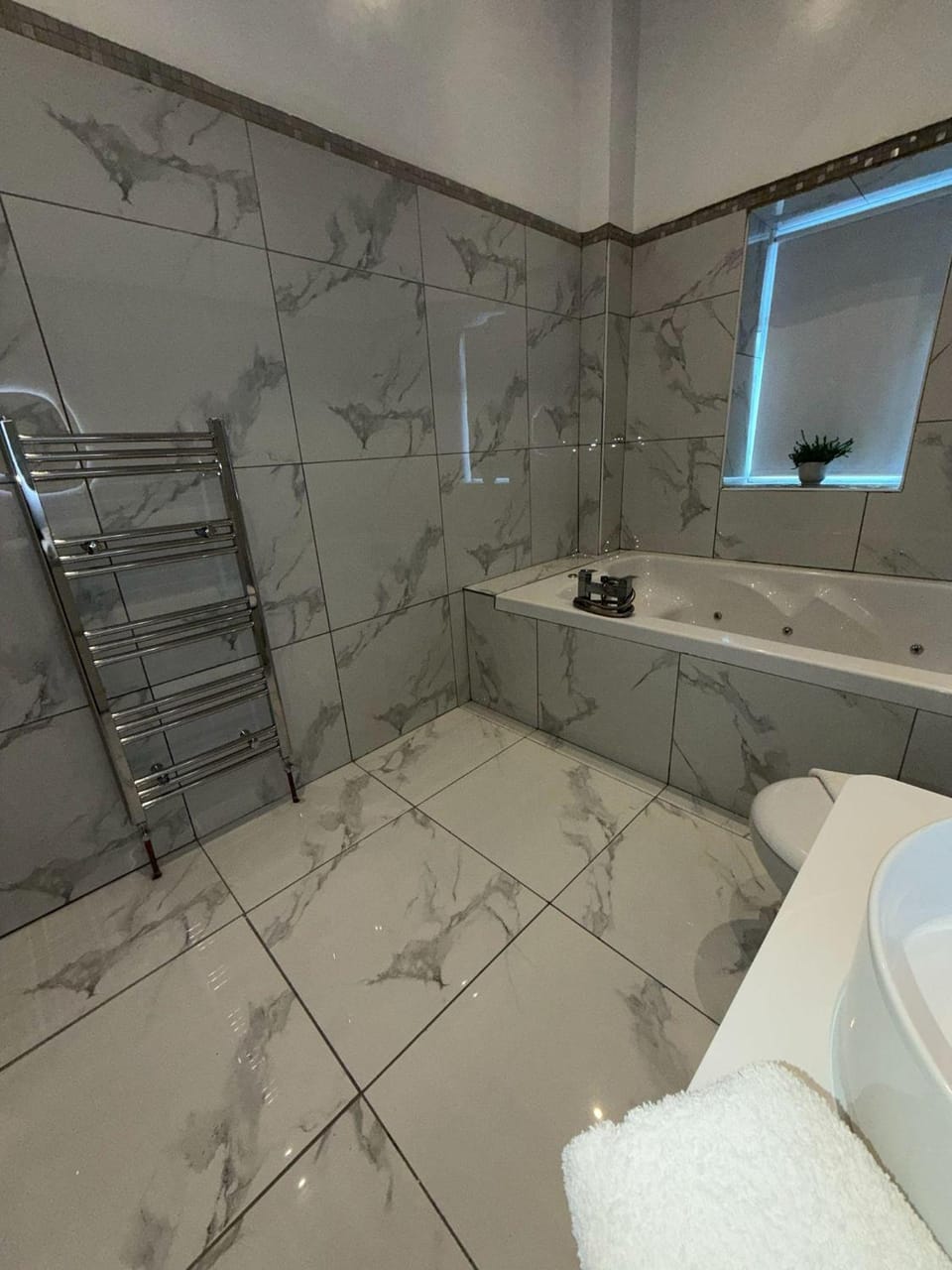 Bathroom, Photo of the whole room, Decorative detail, Bath, towels