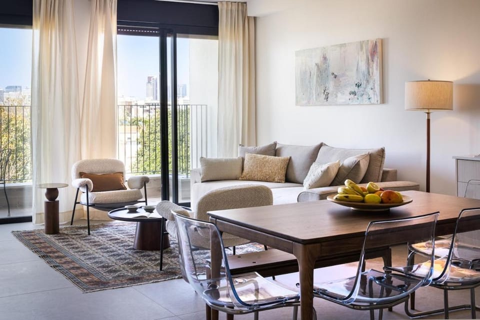 3BR Apt Balcony & Green Views by SeaNRent Apartment in Tel Aviv-Yafo