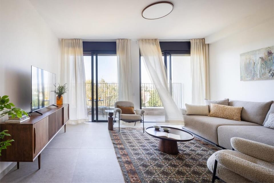 3BR Apt Balcony & Green Views by SeaNRent Apartment in Tel Aviv-Yafo