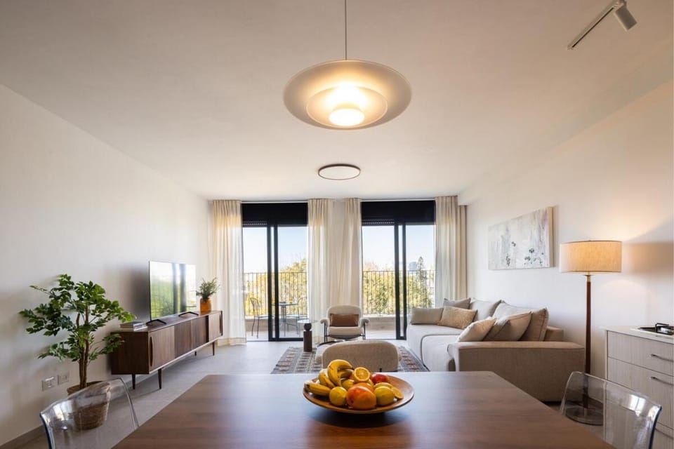 3BR Apt Balcony & Green Views by SeaNRent Apartment in Tel Aviv-Yafo