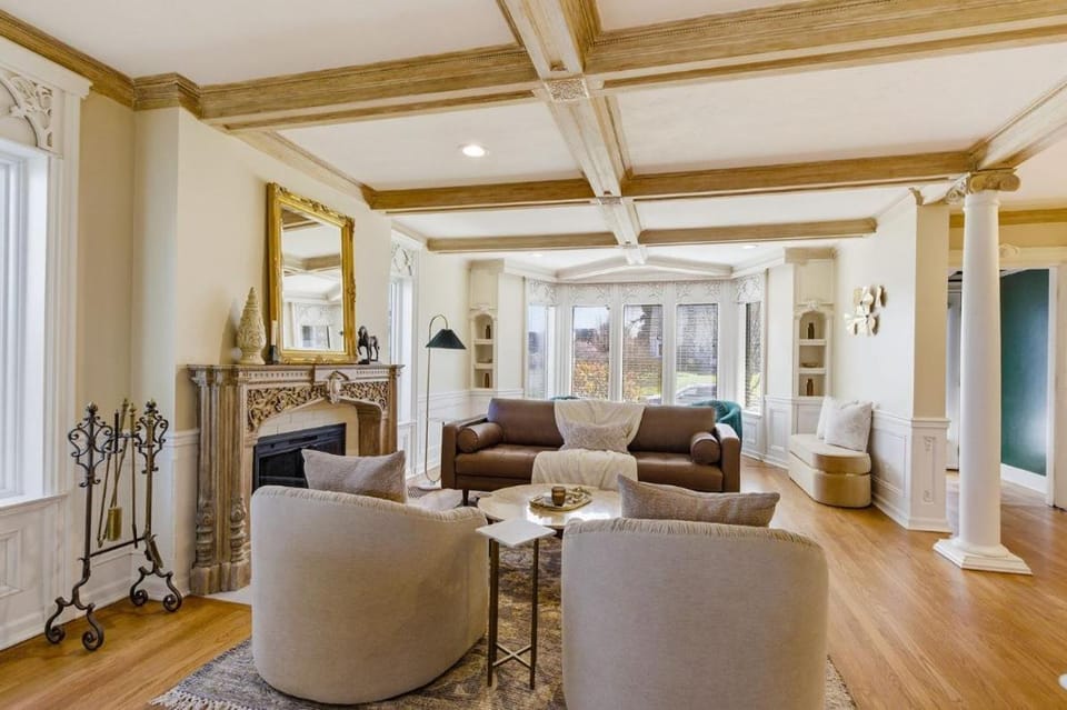 Spacious Proctor Tudor-Sleeps 16-Dog Friendly-Walk House in Tacoma