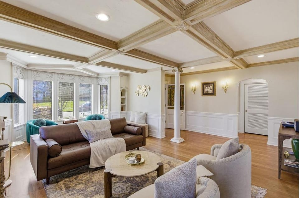 Spacious Proctor Tudor-Sleeps 16-Dog Friendly-Walk House in Tacoma